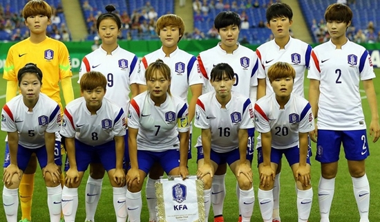 한국이 18일 프랑스와 20세 이하 여자 월드컵 8강전에서 후반 15분이 끝난 가운데 0-0으로 맞서고 있다. 이날 경기를 앞두고 기념사진을 찍고 있는 한국 대표팀 선수들. / 국제축구연맹 홈페이지 캡처