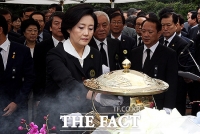 [TF포토] 김대중 전 대통령 추도식 찾아 분향하는 새정치민주연합 박영선 위원장