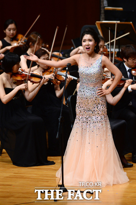 스포츠서울미디어의 <더팩트>와 티앤비엔터테인먼트가 주관한 클래식 & 락심포니 공연이 19일 서울 서초구 예술의전당 콘서트홀에서 열린 가운데 소프라노 박윤미가 신 아리랑을 열창하고 있다.