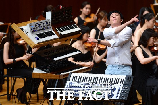 스포츠서울미디어의 <더팩트>와 티앤비엔터테인먼트가 주관한 클래식 & 락심포니 공연이 19일 서울 서초구 예술의전당 콘서트홀에서 열린 가운데 키보디스트 지현수가 오케스트라와 협연하고 있다.