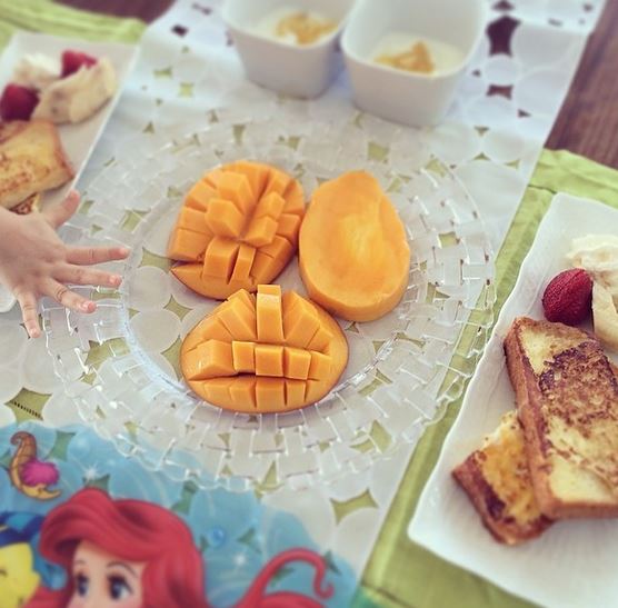 망고 칼로리는 다이어트 대표 과일인 자몽(100g당 30kcal)보다는 2배 이상 높고 단맛이 강한 복숭아(100g 당 34kcal)보다도 높아 다량 섭취한다면 다이어트에 역효과가 날 수 있다./야노 시호 인스타그램 캡처