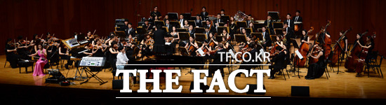 스포츠서울미디어의 <더팩트>와 티앤비엔터테인먼트가 주관하는 클래식 & 락심포니 공연이 19일 저녁 서울 서초구 예술의전당 콘서트홀에서 열린 가운데 그룹 넥스트의 지현수와 해금 연주가 김지은이 협연하고 있다.