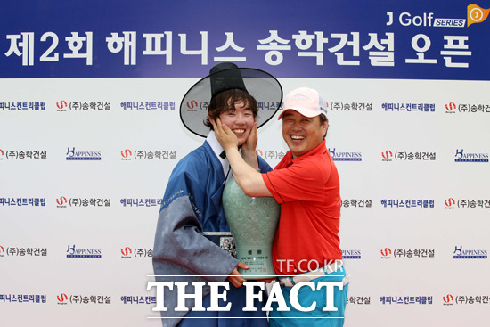 김우현(왼쪽)과 아버지 김원길 씨가 제2회 해피니스 송학건설 오픈 우승 후 트로피를 들고 기뻐하고 있다. / KPGA 제공