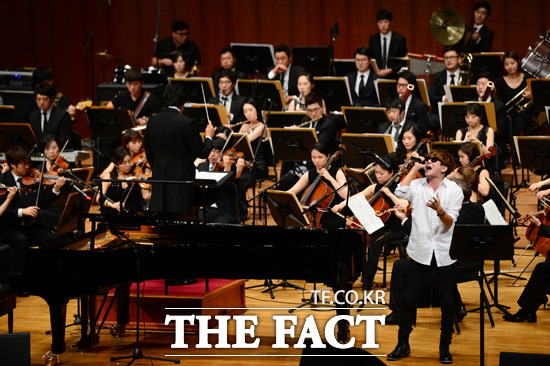 스포츠서울미디어의 <더팩트>와 티앤비엔터테인먼트가 주관하는 클래식 & 락심포니 공연이 19일 서울 서초구 예술의전당 콘서트홀에서 열린 가운데 가수 허규가 오케스트라와 합동 공연을 펼치고 있다./예술의 전당=남윤호 기자