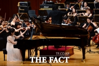 [TF포토] 피아니스트 장유리가 연주하는 라흐마니노프의 피아노 협주곡
