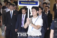 [TF포토] '인천국제공항 통해 입국한 북한 올림픽위원회 대표단'