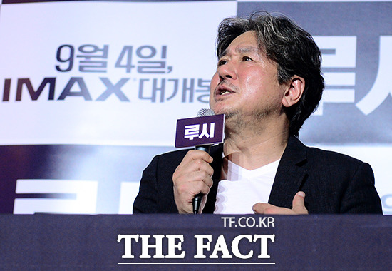 배우 최민식이 20일 오후 서울특별시 용산구 한강대로 CGV 용산점에서 열린 영화 루시 언론 시사회에 참석해 취재진의 질문에 답하고 있다./김슬기 기자