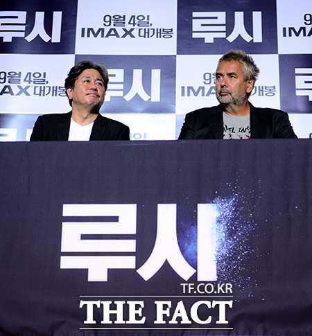 배우 최민식(왼쪽)과 뤽 베송 감독이 20일 오후 서울특별시 용산구 한강대로 CGV 용산점에서 열린 영화 루시 언론 시사회에 참석해 취재진의 질문을 듣고 있다./김슬기 기자