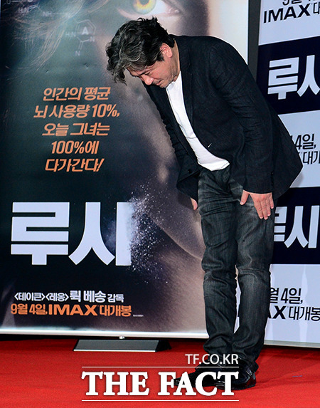 배우 최민식이 20일 오후 서울특별시 용산구 한강대로 CGV 용산점에서 열린 영화 루시 언론 시사회에 참석해 인사를 하고 있다./김슬기 기자