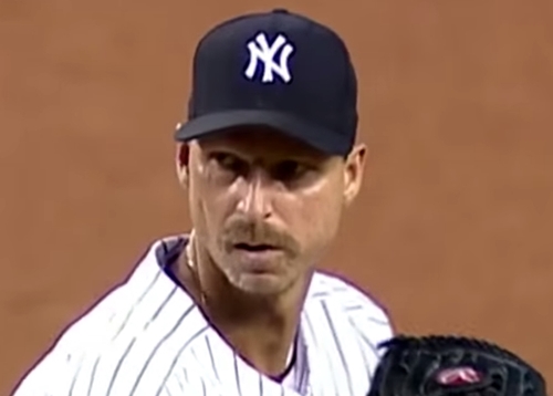 전설 랜디 존슨은 현역 시절 시속 160km가 넘는 강속구를 던지다 갑자기 매우 느린 이퓨스를 던져 상대 타자들의 타이밍을 빼앗곤 했다. / 유튜브 영상 캡처