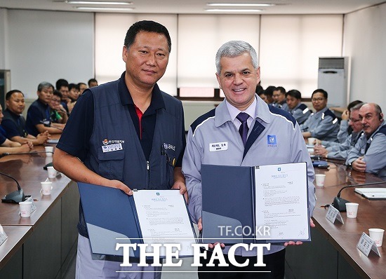 19일 한국지엠 노사는 인천 부평 본사에서 2014년 임단협 조인식을 열고, 올해 노사교섭을 마무리했다. 세르지오 호샤 한국지엠 사장(오른쪽), 정종환 전국금속노동조합 한국지엠 지부장 / 한국지엠 제공
