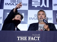 [TF포토] 최민식, '뤽 베송 감독님, 시선은 저쪽입니다~'