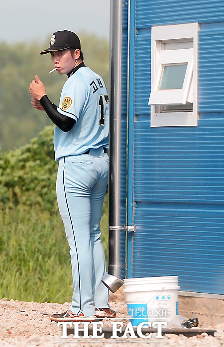 고원준이 지난 12일 화성 히어로즈와 경기 도중 야구장 뒤편으로 나와 담배를 물고 있다. / 화성=임영무 기자