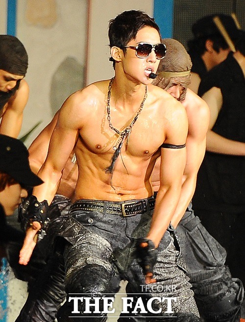 김현중이 여자 친구를 폭행한 혐의로 피소돼 충격을 안기고 있다. /배정한 기자