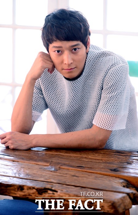 영화 두근두근 내 인생의 주연배우 강동원이 22일 오후 서울 종로구 팔판동 카페에서 진행된 인터뷰에서 절친 송혜교의 성격을 언급했다./김슬기 기자