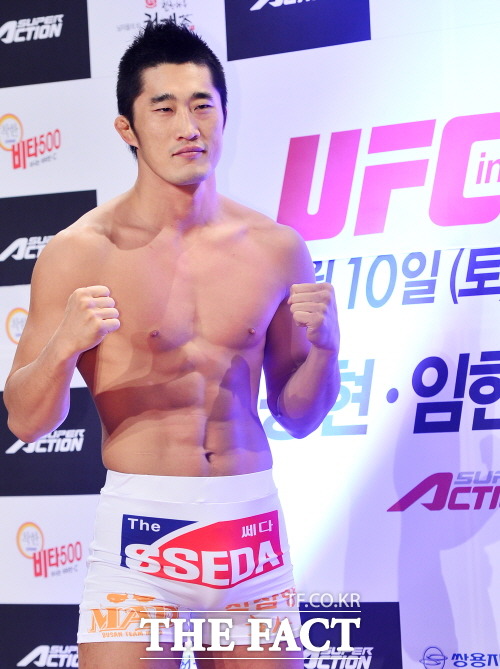 UFN 48 출전을 앞둔 김동현이 22일 무난히 계체량을 마쳤다. 2012 UFC in MACAU에 앞서 열린 국내 출정식에서 포즈를 취한 김동현. / 배정한 기자