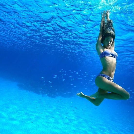 알레산드라 앰브로시오는 30대의 나이, 아이 둘을 낳은 약점에도 불구하고 여전히 모델로 활동 중이다./알레산드라 앰브로시오 페이스북