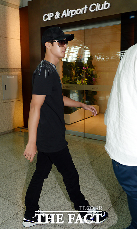 여자 친구 상습 폭행 혐의를 받고 있는 가수 겸 배우 김현중이 23일 오후 인천국제공항을 통해 태국 방콕으로 출국하고 있다./인천국제공항=임영무 기자