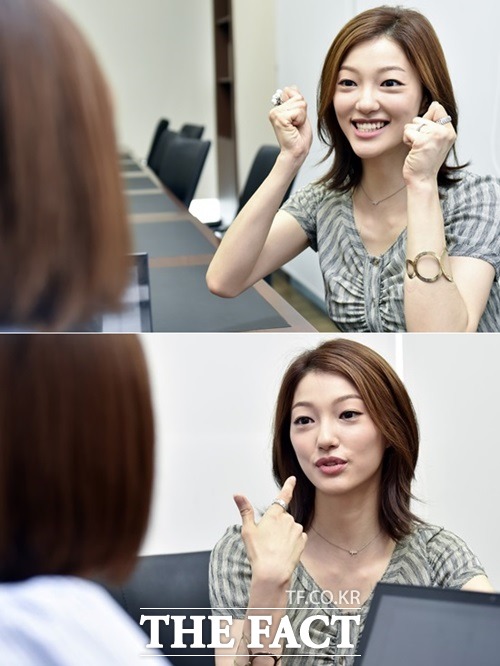 이엘이 기자와 함께 율무차를 목놓아 외치고 있다./최진석 기자