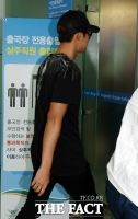[TF포토] 출국장 전용 출입구로 들어가는 '폭행 혐의' 김현중