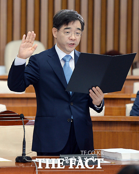 권순일 대법관 후보자가 25일 국회에서 열린 인사청문회에서 모두 발언을 하고 있다. 권 후보자는 이날 청문회에서 다운계약서 작성과 관련해 사죄했다. / 국회=임영무 기자