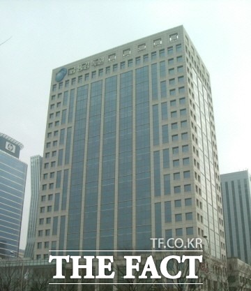 25일 금감원에 따르면 지난해 금융감독원 직원들은 기본급과 고정 수당, 성과 상여금 등을 합해 1인당 평균 9524만 원의 연봉을 받았다. /더팩트DB