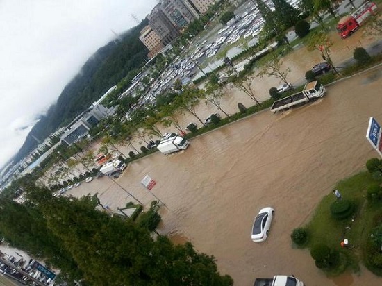부산 침수 양덕여중-창원 시내버스 인명피해 소식이 전 국민적 관심을 모았다./트위터 캡처