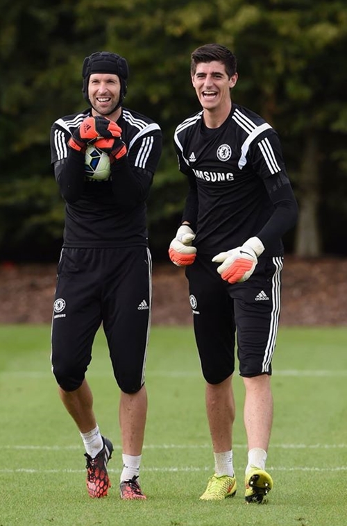 페트르 체흐(왼쪽)가 악성 댓글에 신경 쓰지 않겠다는 뜻을 내비쳤다. 체흐와 티보 쿠르트와. / 첼시 페이스북 캡처