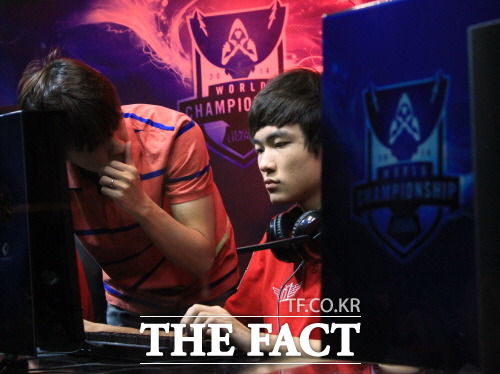 SK텔레콤 T1 K 김정균(왼쪽) 코치와 미드라이너 페이커 이상혁. SK텔레콤 T1 K는 롤드컵 순위결정전 1세트에서 삼성 갤럭시 화이트의 탈수기 운영에 완벽히 제압당하며 완패했다./용산=김연정 기자