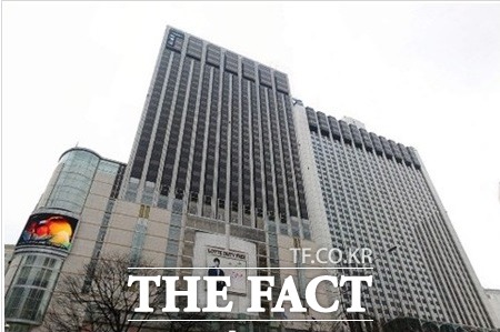 롯데그룹의 계열사 간 순환출자 고리가 전체 대기업 집단이 보유한 순환출자 고리 483개 가운데 417개를 기록, 전체의 86.3%를 차지했다. / 더팩트 DB