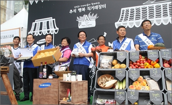 박근희 삼성사회봉사단 부회장(가운데) 등 삼성 그룹 사장단이 27일 삼성 서초사옥 딜라이트 광장에서 열린 추석 직거래장터에 참석했다./삼성 제공