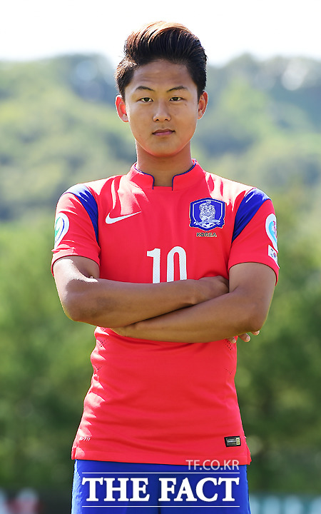 이승우가 28일 열린 16세 이하 축구 국가 대표팀 포토데이 행사에서 포즈를 취하고 있다. / 파주 NFC = 배정한 기자