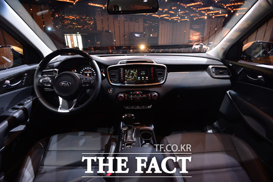 신형 쏘렌토는 액티브 후드 시스템, 개별 타이어 공기압 경보장치, 섀시 통합 제어 시스템 등 안전사양이 기본 적용됐다.