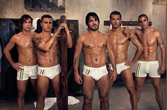 2006 독일 월드컵에 출전한 이탈리아 대표팀이 속옷 광고 촬영을 했다. 안드레아 피를로, 파비오 칸나바로, 젠나로 가투소, 잔루카 잠브로타, 마누엘레 블라시(왼쪽부터). / 돌체앤가바나
