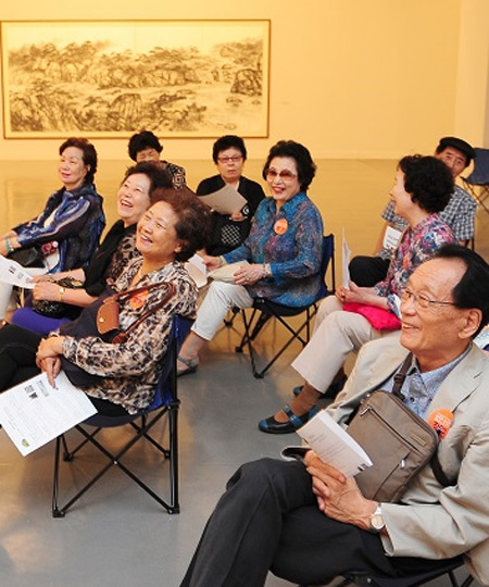 국립현대 미술관의 미술여행낭만 수요일을 즐기는 어르신들 모습 / 국립현대미술관 홈페이지