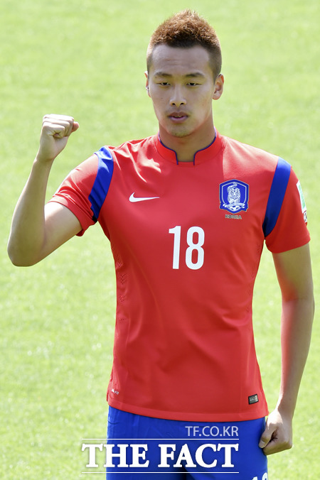 김신욱이 인천 아시아경기대회 금메달을 노린다. 김신욱이 지난 5월 21일 열린 브라질 월드컵 유니폼 포토데이에서 포즈를 취하고 있다. / 최진석 기자