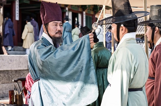 관상을 소재로 수양대군과 김종서의 왕권 다툼을 그린 관상의 한 장면. 왕의 얼굴은 시대가 선조와 광해군 때로 바뀌었지만 역시 관상을 주요한 소재로 다룬다. / 영화 관상 스틸