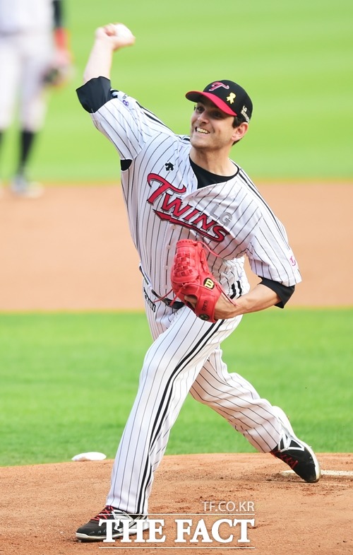 LG 트윈스 코리 리오단이 30일 롯데 자이언츠와 홈 경기에 선발 등판해 팀의 3-2 승리를 이끌었다. 지난 5월 29일 삼성 라이온즈전에서 공을 던지고 있는 리오단. / 배정한 기자