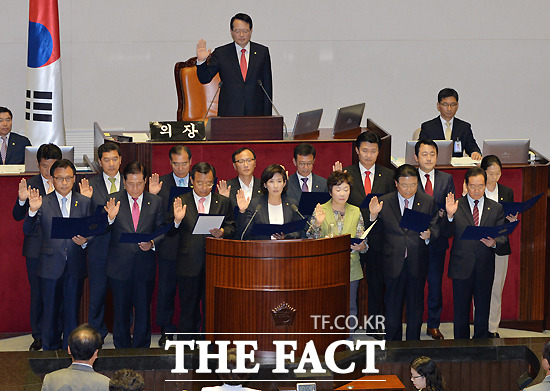 1일 오후 서울 여의도 국회에서 열린 정기국회에서 7.30 재보궐선거에서 당선된 여야 의원 15명이 선서를 하고 있다./국회=문병희 기자