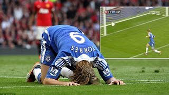 토레스가 쉬운 골 기회를 어이없이 날려버린 뒤 고개를 숙이고 있다. 그는 AC 밀란에서 반전을 노린다. /유튜브 영상 캡처