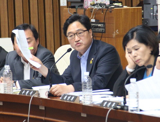 새정치민주연합 우원식 의원은 1일 장기공공임대주택 입주자 삶의 질 향상 지원법 일부개정법률안, 이른바 콩나물 임대아파트 방지법을 대표 발의했다./우원식 블로그