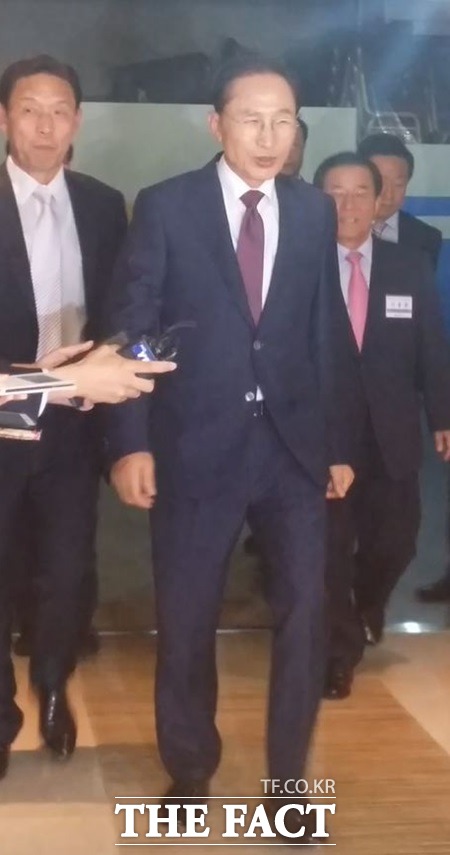 이명박 전 대통령이 2일 선진한반도포럼에 참석해 요즘 책 쓰고 강의하러 다닌다며 근황을 알렸다./ 서울팔래스호텔=김지희 기자