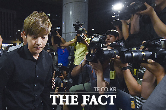 여자친구를 상습폭행한 혐의를 받고있는 배우 김현중이 2일 저녁 서울 송파경찰서로 출두하고 있다./송파경찰서=최진석 기자