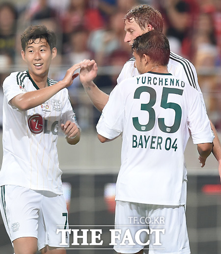 손흥민(왼쪽)이 이끄는 레버쿠젠이 시즌 초반 5연승의 오름세를 타고 있다. 사진은 지난 7월 FC 서울과 친선경기에서 스테판 키슬링과 하이파이브를 하는 손흥민(왼쪽). / 최용민 기자