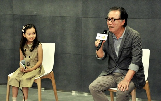 변희봉(오른쪽)이 갈소원을 편하게 부르지 않고 미스 갈이라고 호칭해 웃음을 자아내고 있다./MBC 제공