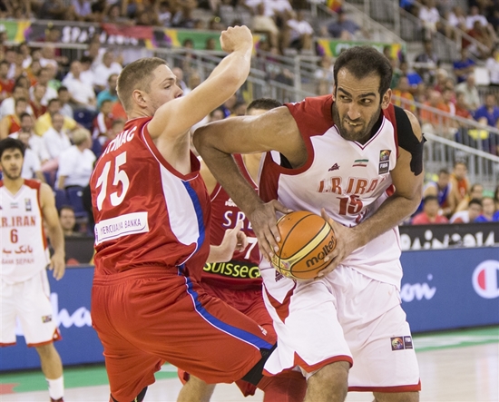 이란 센터 하메드 하다디(오른쪽)가 지난 1일 세르비아와 경기에서 몸싸움을 벌이고 있다. / FIBA 홈페이지 캡처