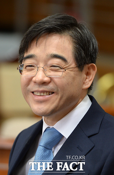 권순일 대법관 후보자의 임명동의안이 3일 국회 본회의를 통과했다. 권 후보자는 조만간 박근혜 대통령의 임명장을 받게 된다. 지난달 25일 서울 여의도 국회에서 열린 인사청문회에서 의원들의 질문에 미소를 짓고 있는 권 후보자. /임영무 기자