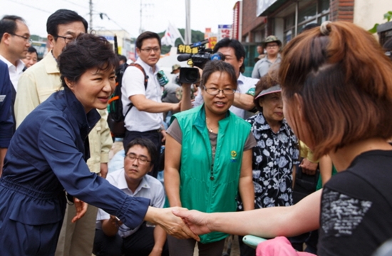 민 의원은 박근혜 정부가 국민의 공감을 중요하게 여겨야 한다고 강조했고, 서 의원은 세월호 특별법과 관련해 박근혜(왼쪽) 대통령의 결단을 촉구했다. 지난달 28일 오후 폭우로 수해를 입은 부산시 기장군 장안읍 좌천마을을 방문해 피해 주민을 격려하고 있는 박 대통령. /청와대 제공
