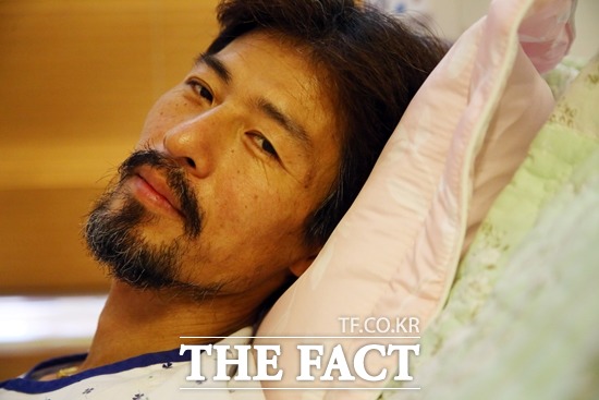 민 의원과 서 의원은 세월호 특별법 제정이 지지부진한 것에 대해 한 아이의 엄마로서, 국회의원의 한 사람으로서 송구스럽다고 말했다. 두 의원은 유가족의 아픔이 치유될 수 있도록 최선을 다하겠다고 약속했다. 지난달 28일 오전 서울 동대문구 용두동 시립동부병원 입원실에서 단식 중단을 선언하고 침대에 누워있는 유민 아빠 김영오 씨. /임영무 기자