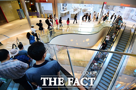 제2롯데월드타워 프리오픈 투어에 참가한 시민들이 에비뉴엘동에서 캐주얼동으로 이동하고 있다. / 배정한 기자